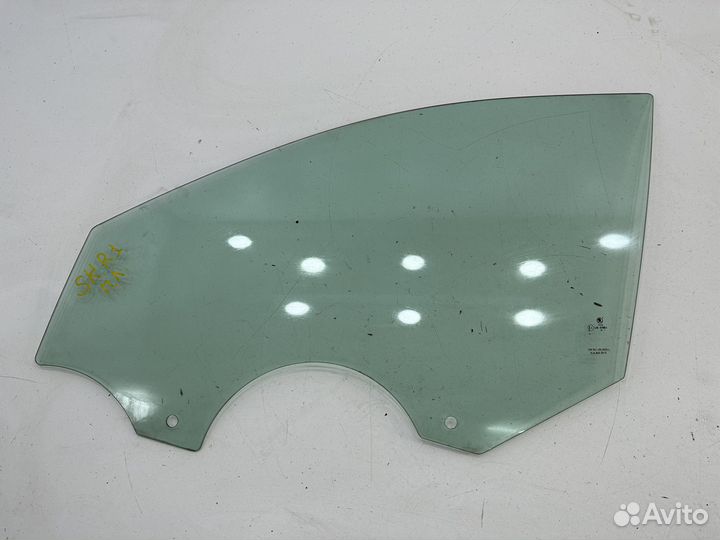 Skoda Rapid стекло двери переднее левое