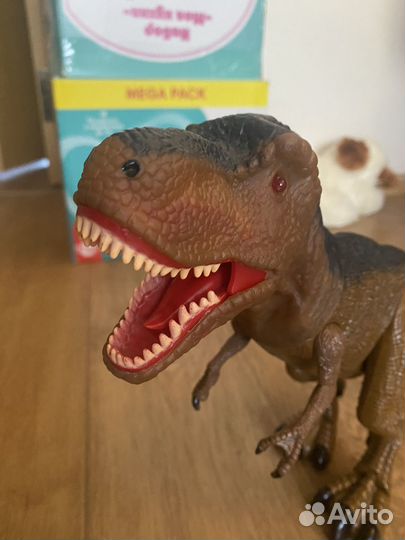 Динозавр со звуком и движением