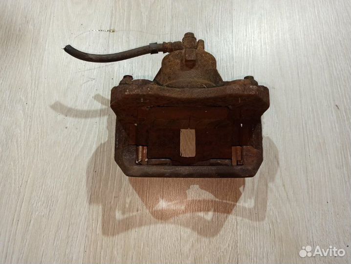 Суппорт передний левый Nissan Primera P12