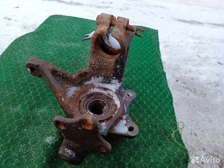 Кулак поворотный левый Пежо 306 хэтчбек 1998г