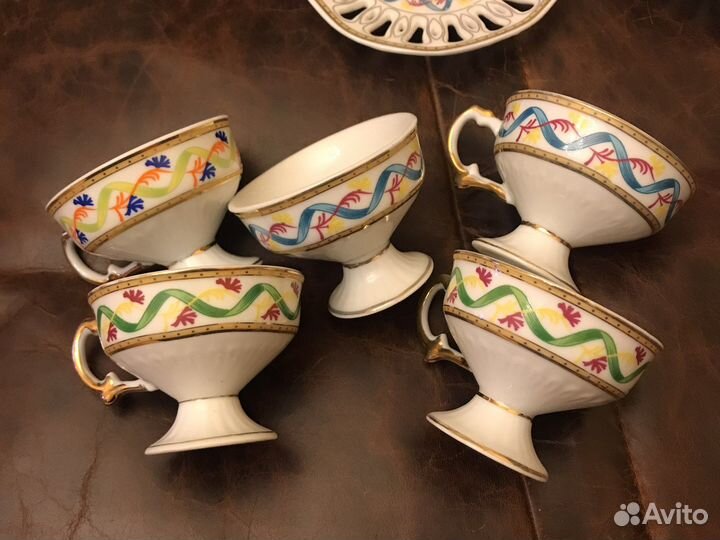 Новые чашки с блюдцами