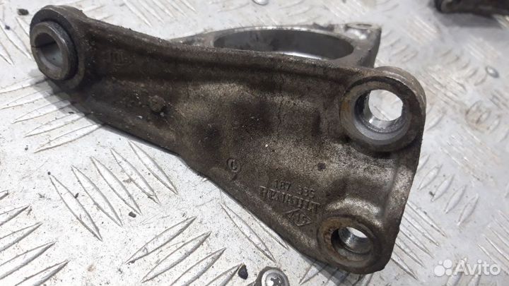 Кронштейн правой полуоси двигателя K4M Renault