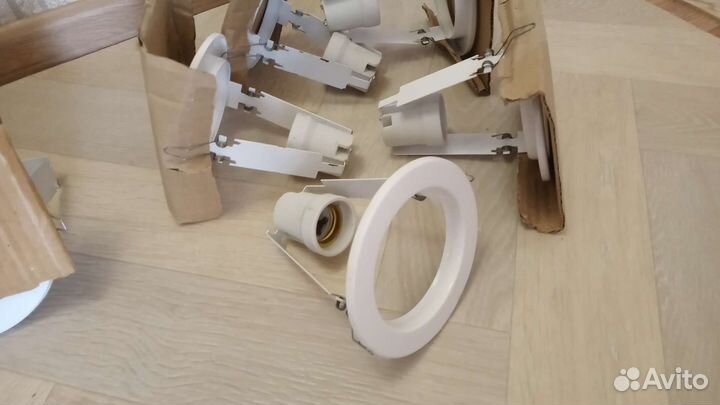 Светильники точечные споты R80 белые