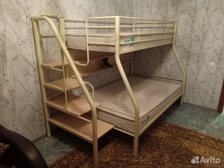 Металлическая двухъярусная кровать с лестницей