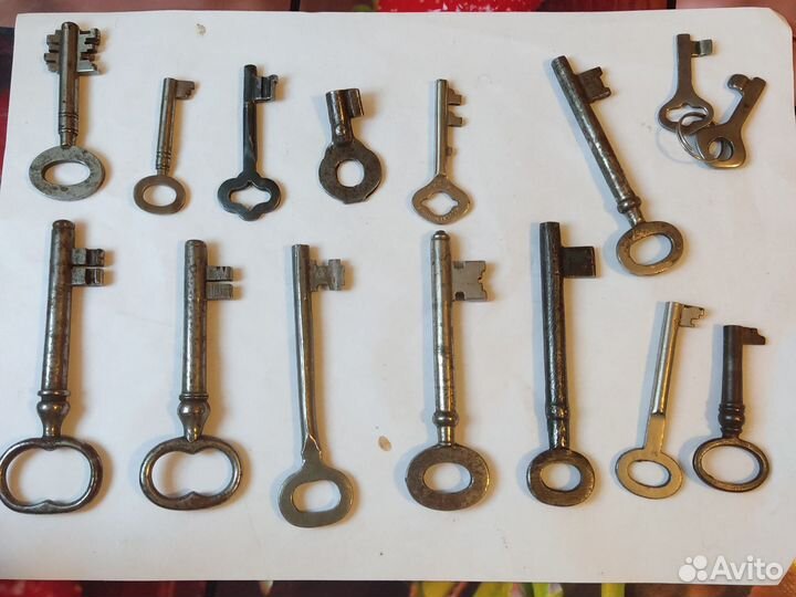 Старинные замки и ключи