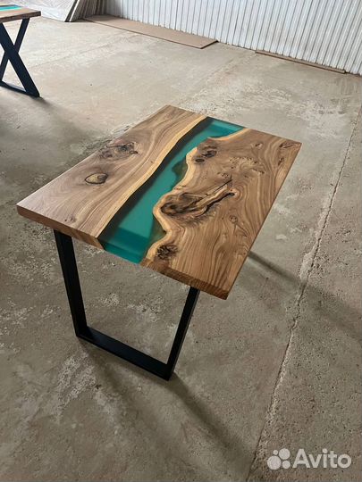 Стол из эпоксидной смолы река