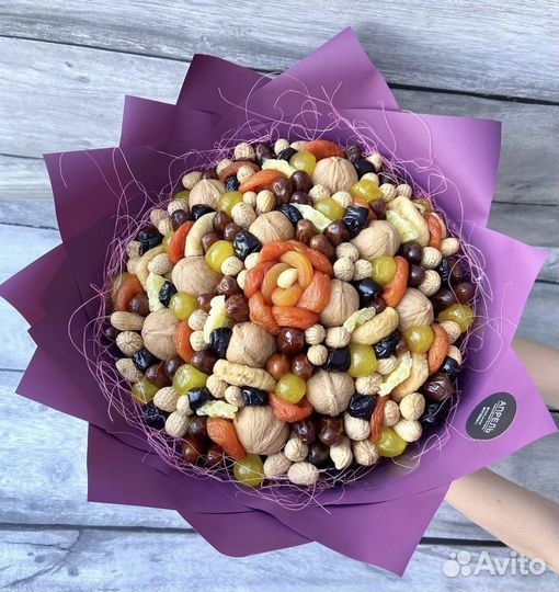Букет из орехов