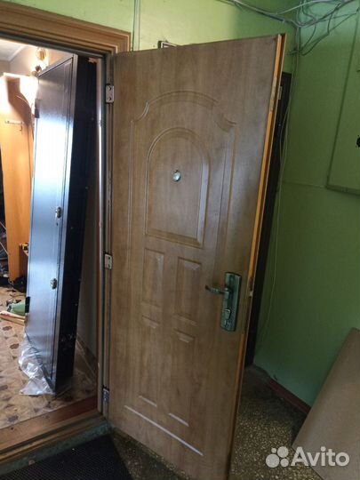 Выходной дверь металлический