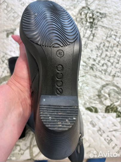 Вещи мужские и женские. Обувь женская