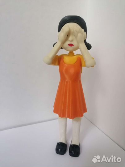 Кукла и игроки из игры в Кальмара