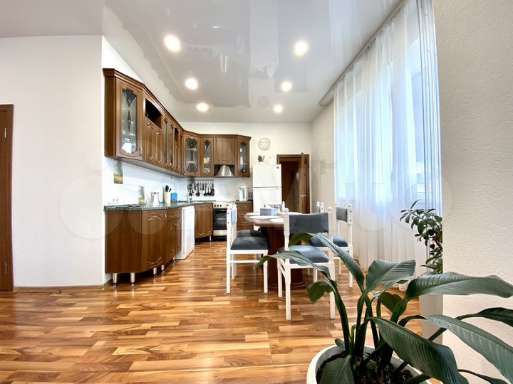 Коттедж 279 м² на участке 15 сот.