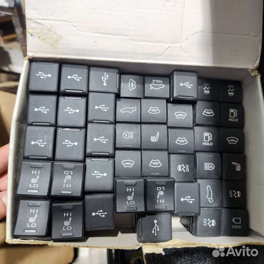 Кнопки салона Toyota Camry 70 2017-2022