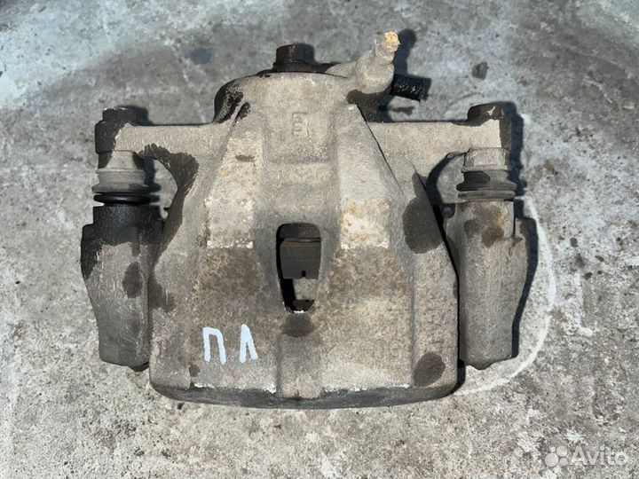 Суппорт передний левый Toyota Corolla ZRE151 1zrfe