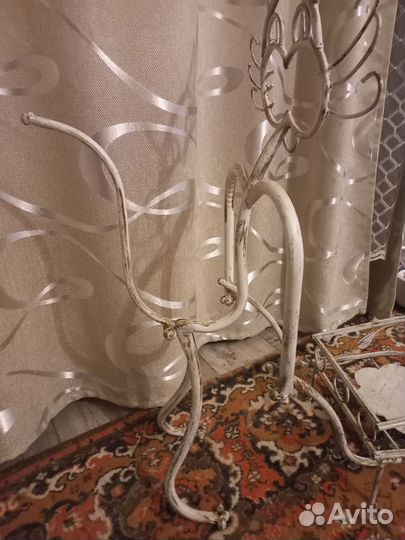 Металлическая подставка под цветы