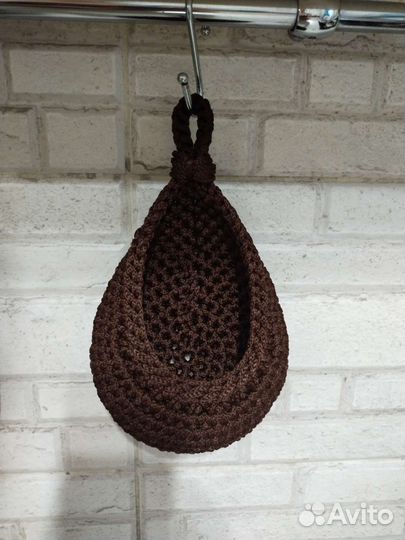 Подвесная вязанная корзинка на кухню интерьерная