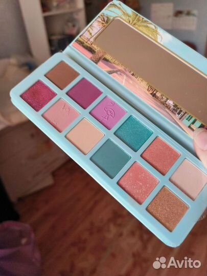 Палетка теней essence. Miami