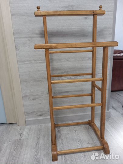 Напольная вешалка из дерева