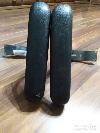 Подлокотники большие из прочного пластика