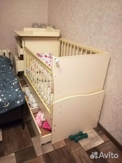 Детская кроватка + пелинальный стол + комод