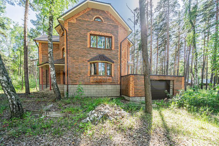 Коттедж 294 м² на участке 15 сот.