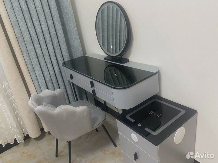 Туалетный столик. Столик с зеркалом и подсветкой