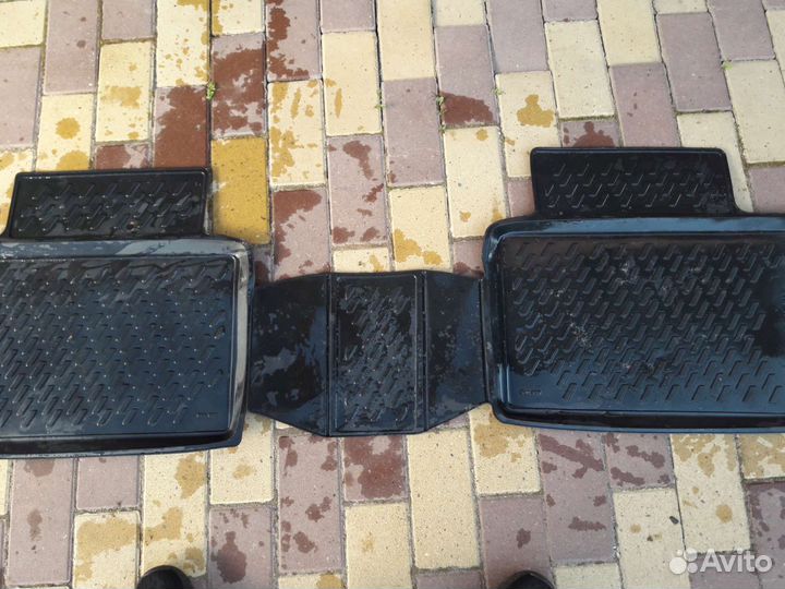 Продам. резиновые коврики для лада веста