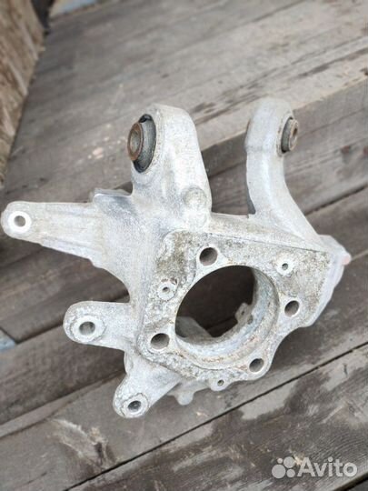 Задний левый кулак Ford Explorer 2012