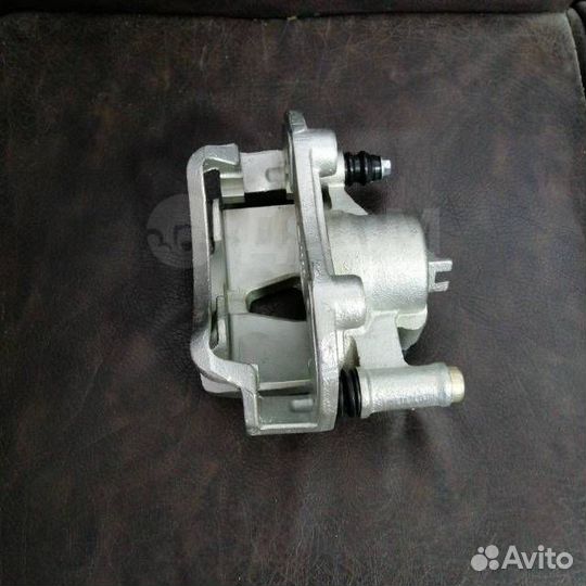 Суппорт тормозной задний левый/правый Nissan Safar