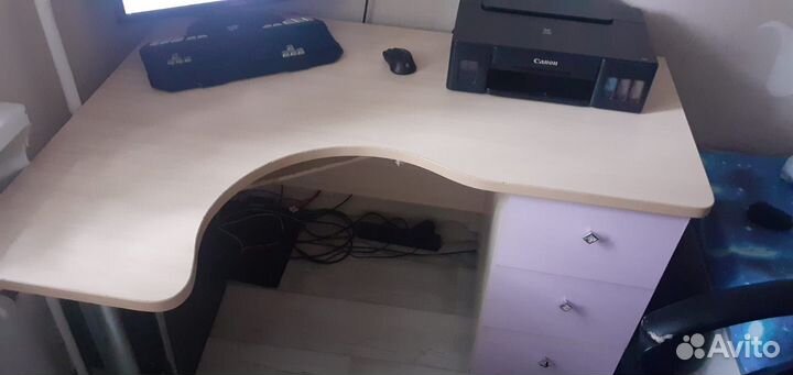 Угловой письменный стол и полку