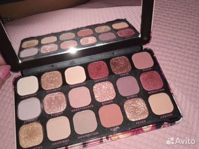 Палитра теней Revolution в стильной коробке