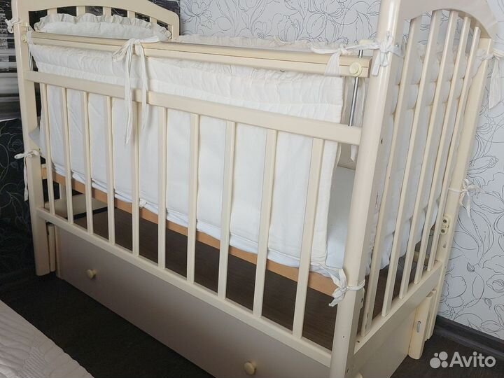 Детская кроватка с продольным маятником и ящиком