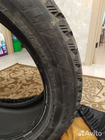Bridgestone Blizzak Spike-01 225/50 R17 98T