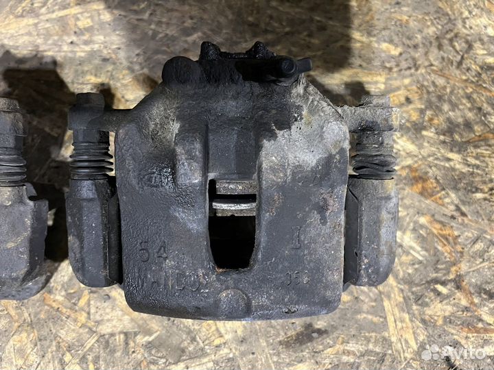 Суппорт передний правый со скобой Hyundai Solaris