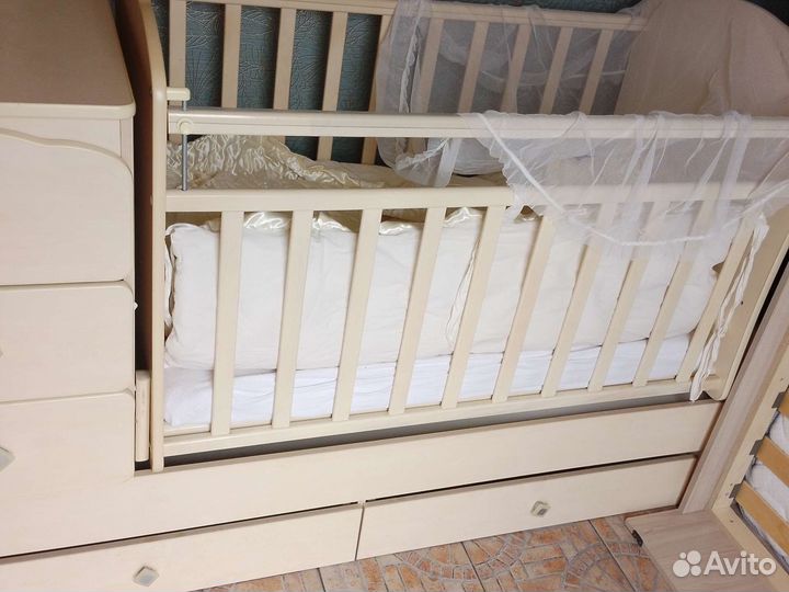 Детская кроватка трансформер с маятником