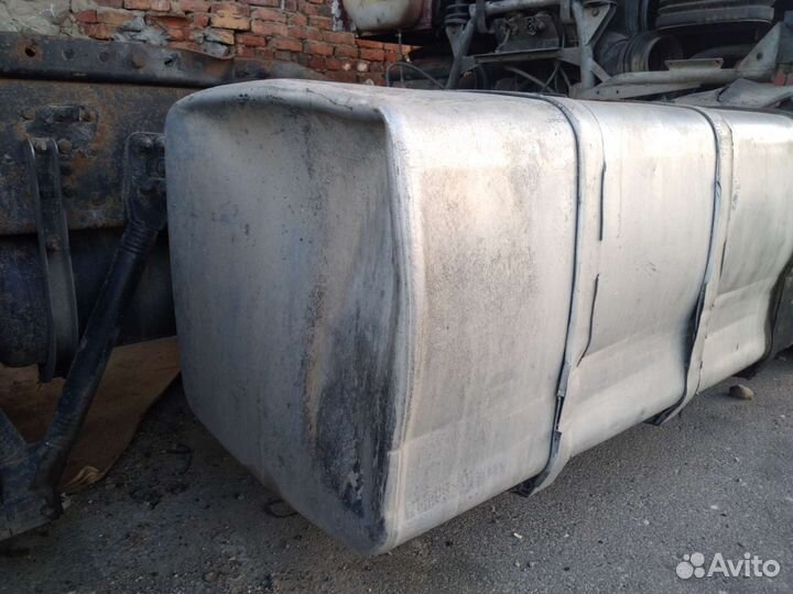 Бак алюминиевый на Вольво с креплениями