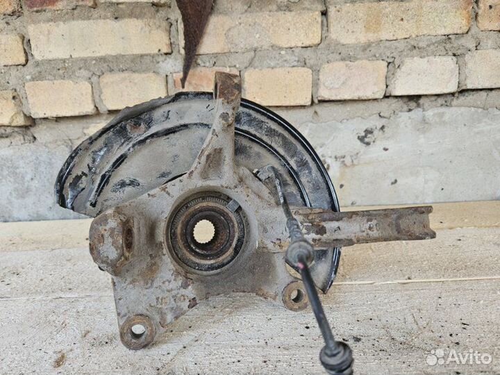 Кулак поворотный передний левый Nissan Terrano 3