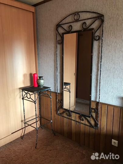 Кованое зеркало и этажерка