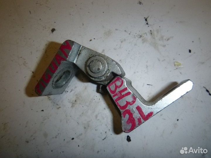 Петля двери задней левой нижняя Volkswagen tiguan