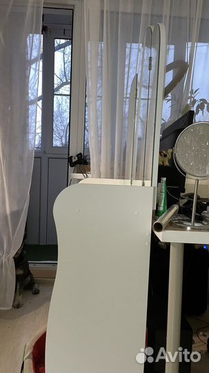 Туалетный косметический столик с зеркалом