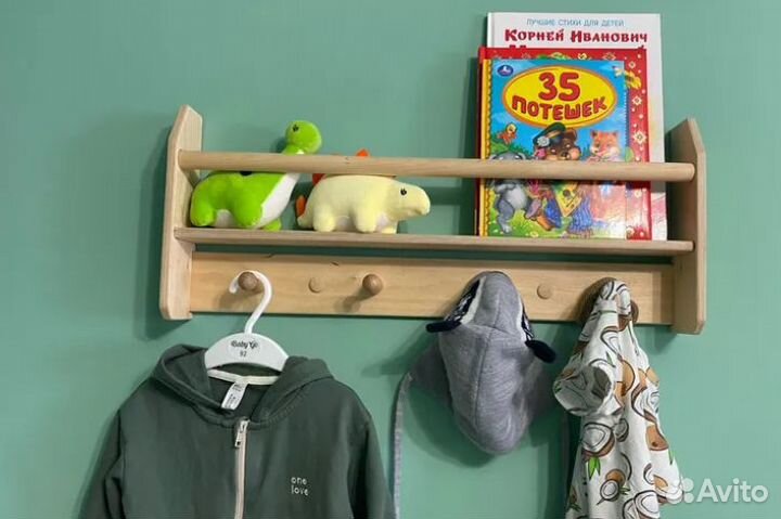 Полочка для книжек и игрушек, с крючками