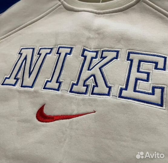 Свитшот с вышивкой Nike