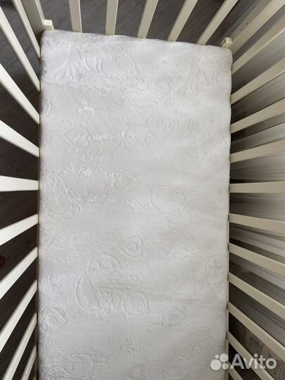 Детская кроватка с маятником и ящиком