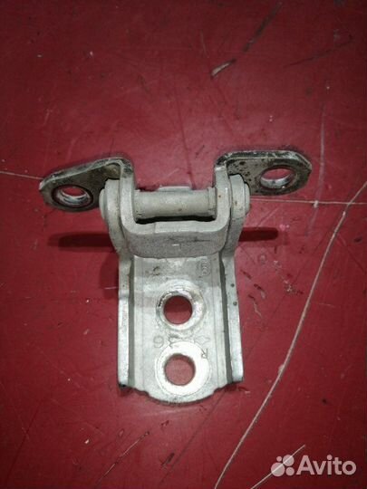 Петля двери передняя правая Nissan Almera G15 K4M