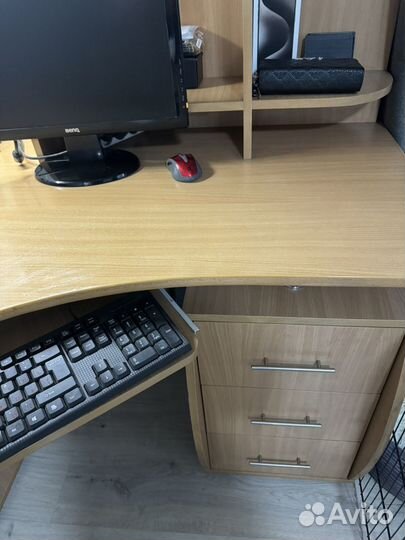 Компьютерный стол угловой с полками