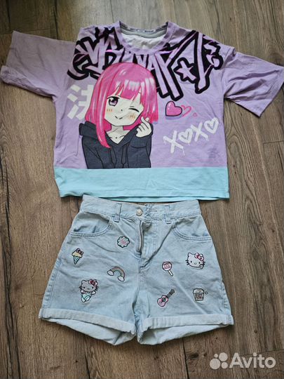 Джинсовые шорты и футболка