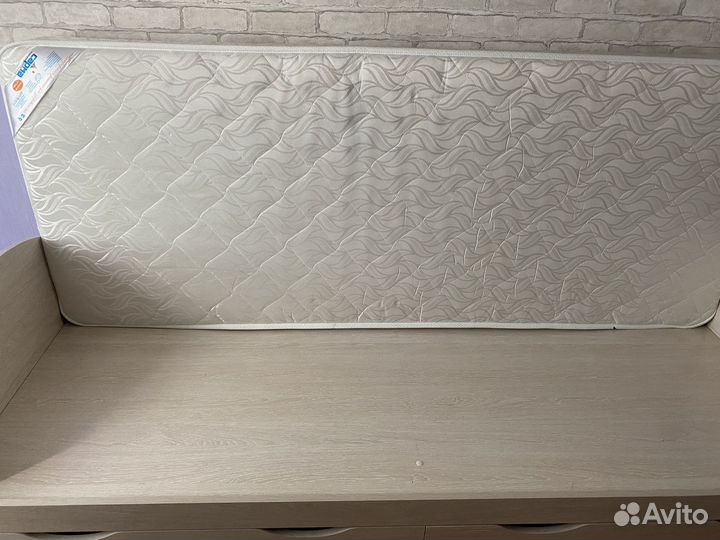 Кровать с полкой