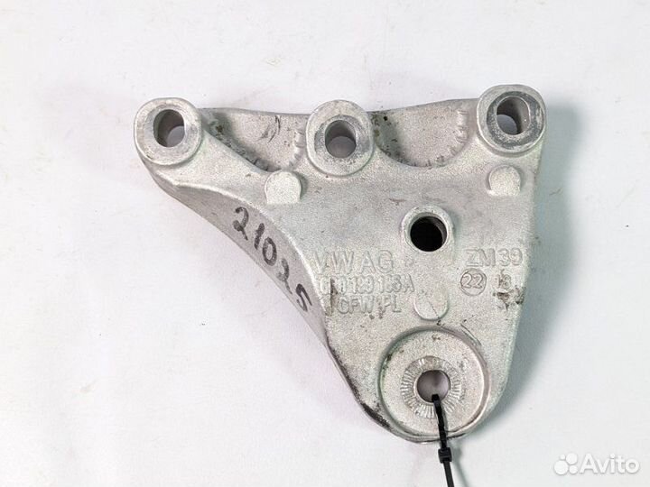 Кронштейн опоры двигателя правый Skoda Rapid 1.6