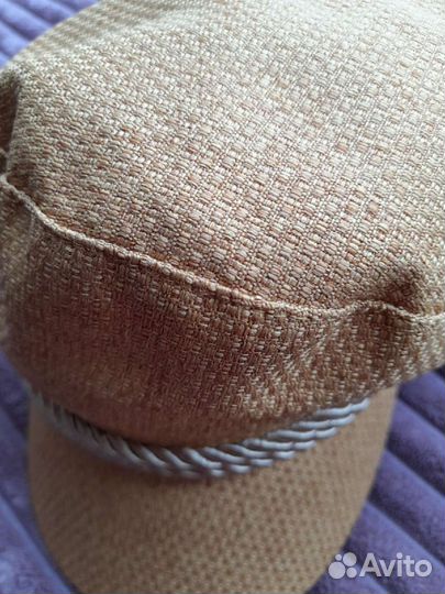 Женский берет с козырьком