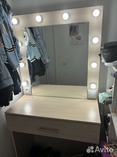 Туалетный столик с зеркалом