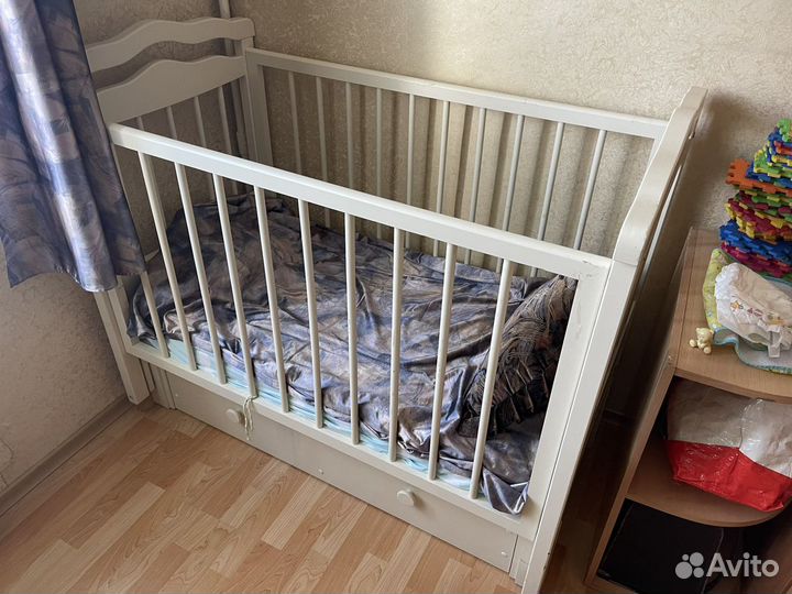 Детская кроватка с маятником